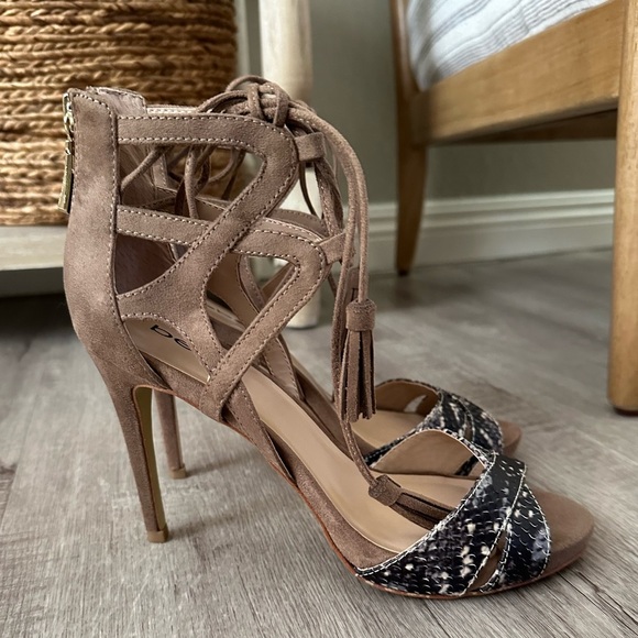 BEBE Lea Tassel Tie Faux Suede Open Toe High Heels Tan Size 8 - Picture 2 of 11